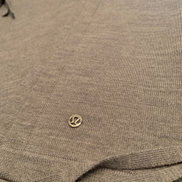 lululemon athletica woman’s poncho - Picture 4 of 4